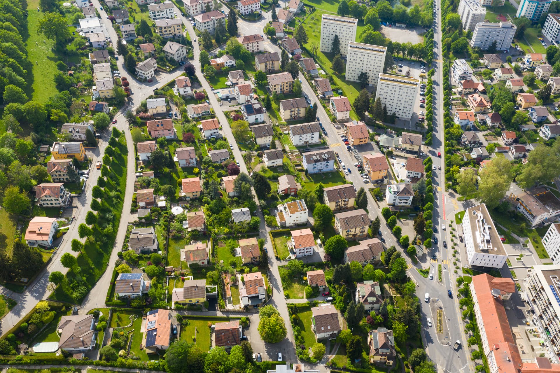 Luftaufnahme eines Schweizer Wohnquartiers
