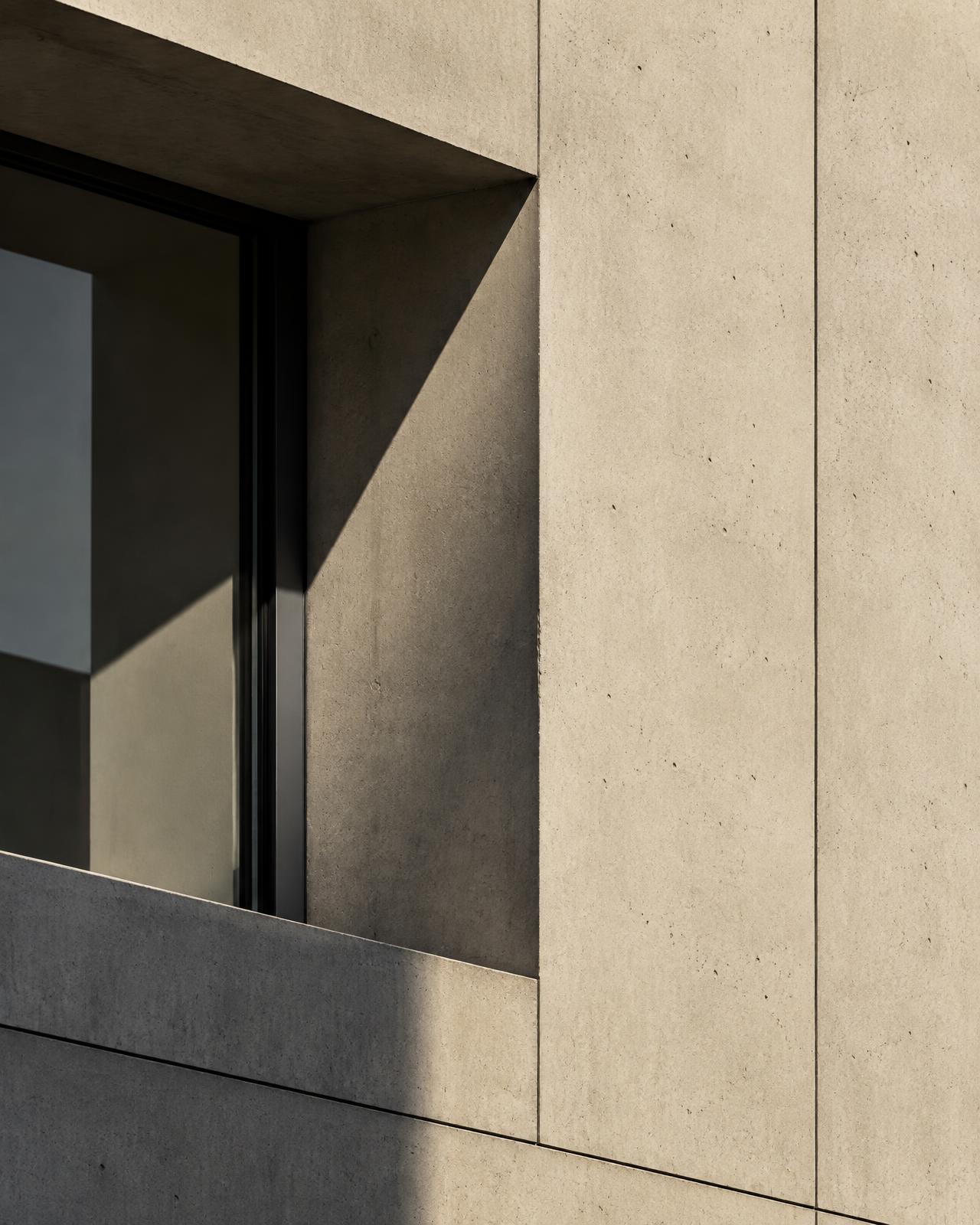 Minimalistische Architekturdetail mit Schatten und klaren Linien